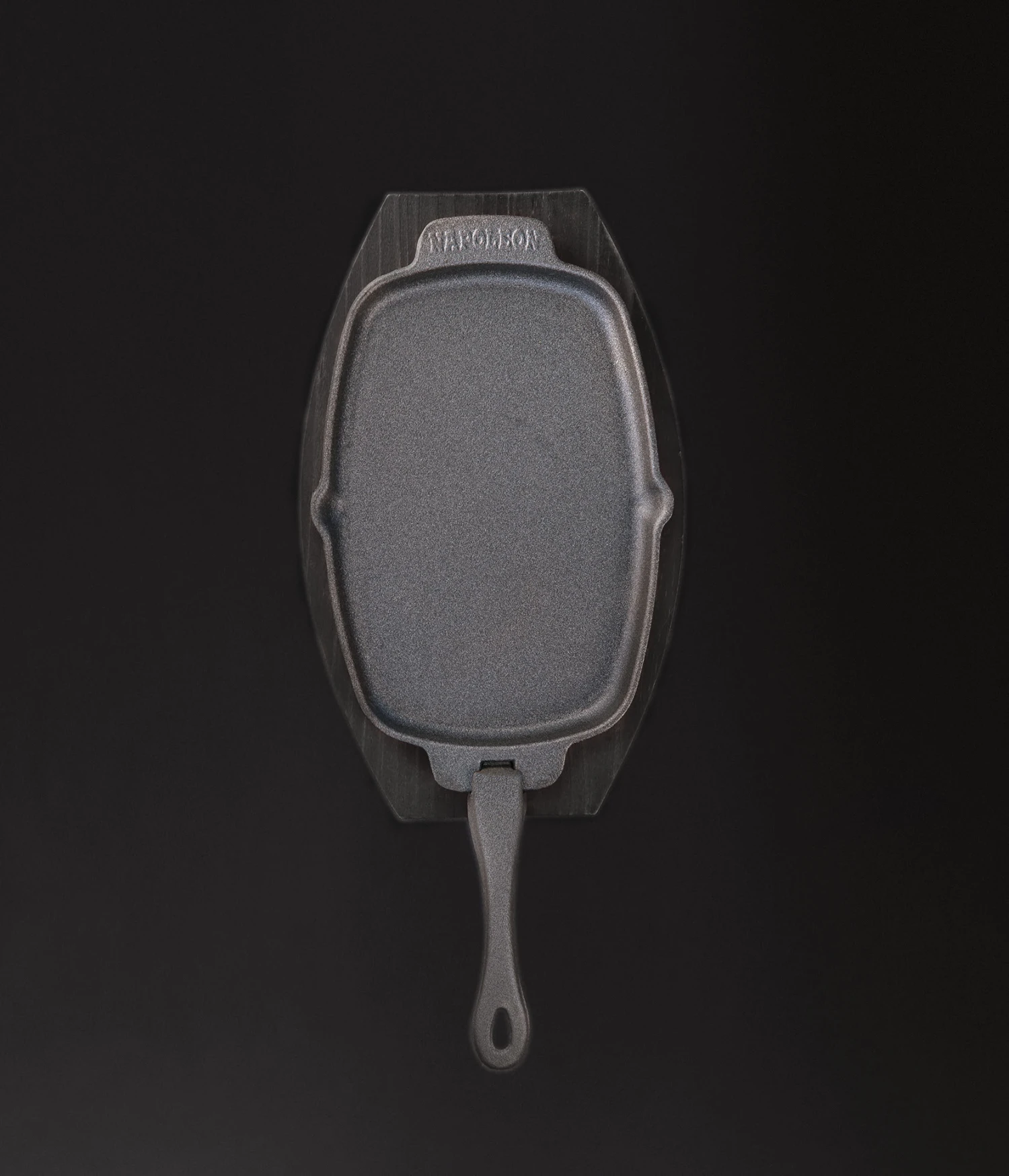 Napoleon Gietijzeren Pan Met Bamboe Onderzetter Napoleon Gietijzeren Pan Met Bamboe Onderzetter -Keukengrill napoleon gietijzeren pan met bamboe onderzetter 1