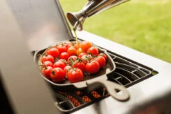 Napoleon Gietijzeren Pan Met Bamboe Onderzetter 5 Napoleon Gietijzeren Pan Met Bamboe Onderzetter -Keukengrill napoleon gietijzeren pan met bamboe onderzetter 3